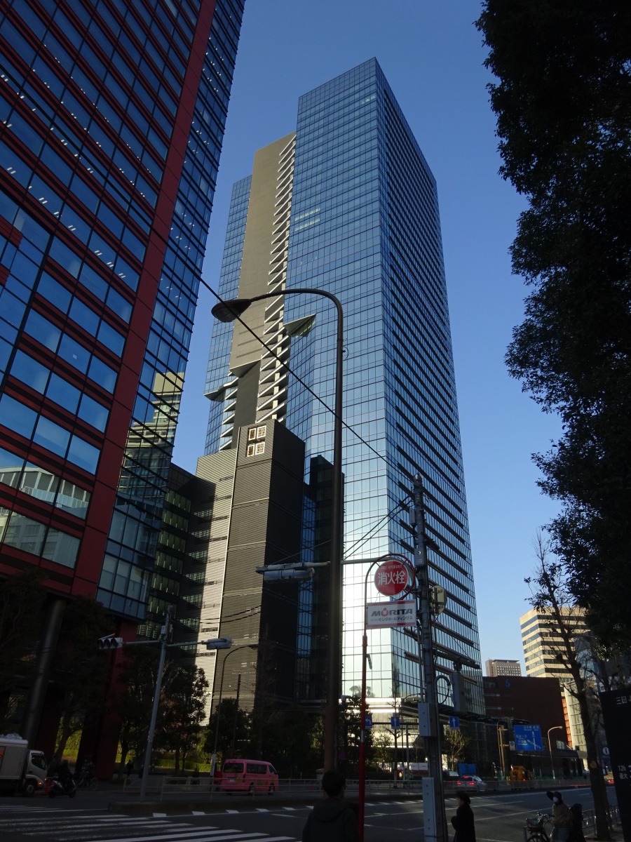 三田ツインビル西館(左)と東京三田ガーデンタワー