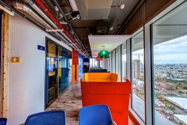 http://officesnapshots.com/2013/01/31/google-tel-aviv-office-design/ (186)