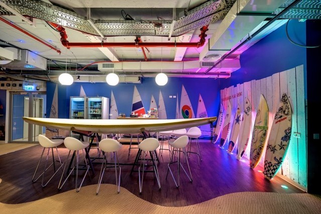 http://officesnapshots.com/2013/01/31/google-tel-aviv-office-design/ (195)