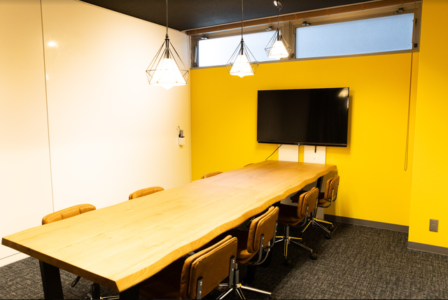 （会議室ごとに壁の色や照明のデザインが異なる。）